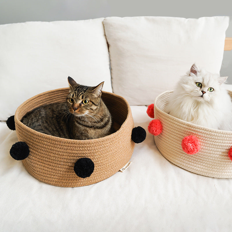 Dos gatos en cestas nórdicas de algodón marrón y beige sobre el sofá