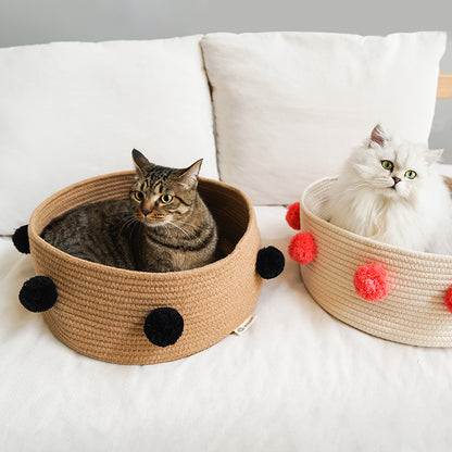 Dos gatos en cestas nórdicas de algodón marrón y beige sobre el sofá