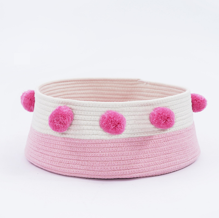 Cesta nórdica de algodón rosa y blanco con pompones