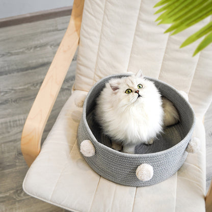 Gato persa en la cesta nórdica gris sobre un sillón