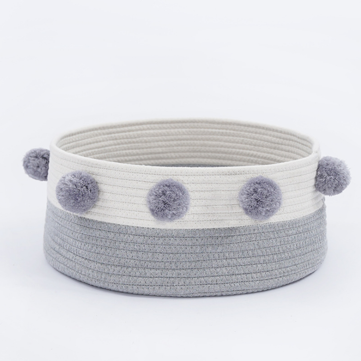 Cesta nórdica de algodón gris y blanco con pompones